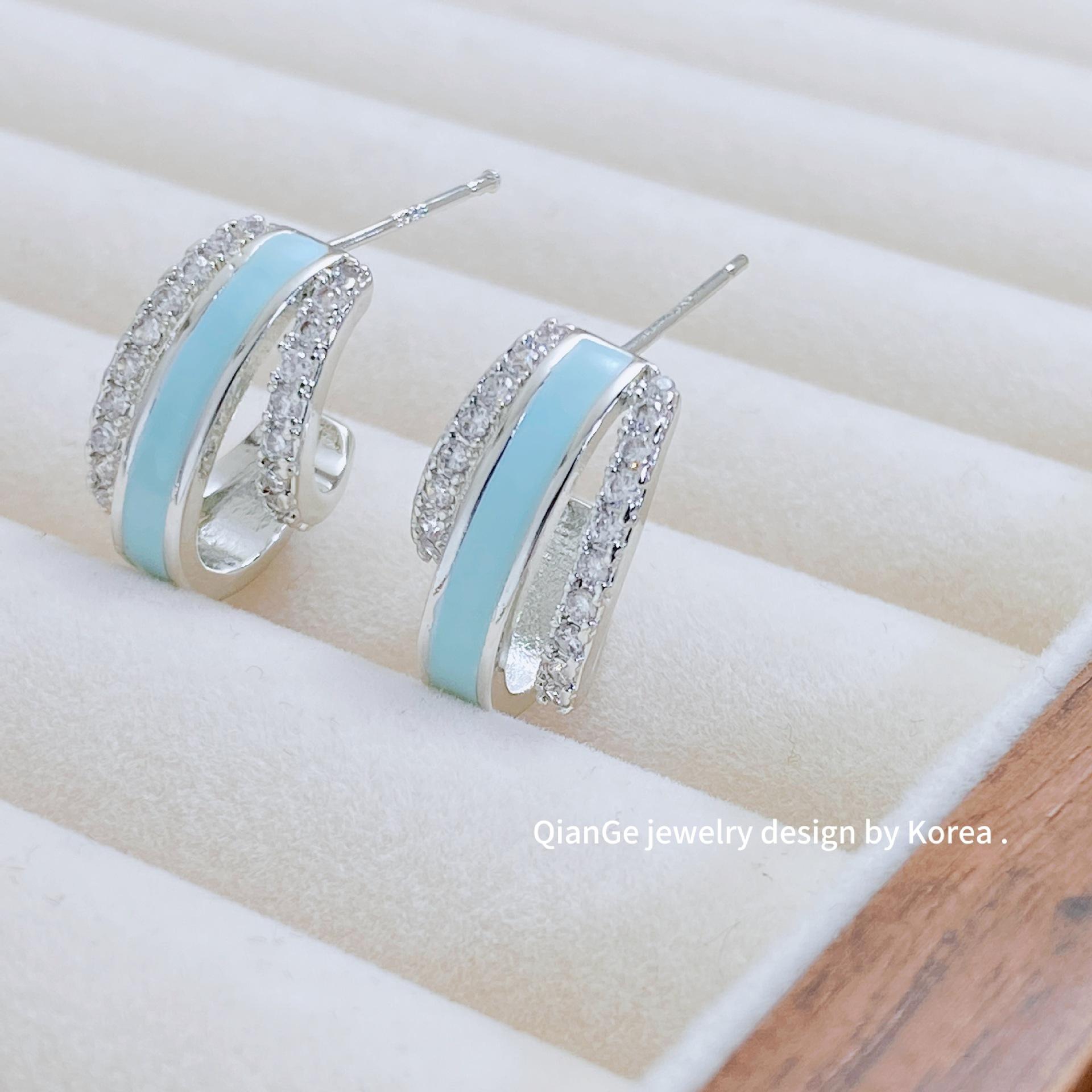 Серьги-кольца в форме буквы С с бриллиантовыми акцентами One Size