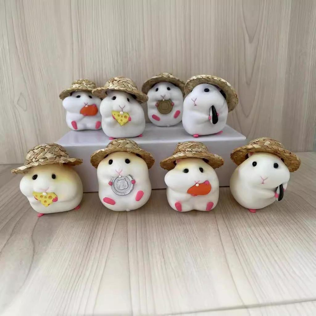 Peluche Criceto Scatola Cieca - Carino Ornamento per Auto con Cappello di Paglia