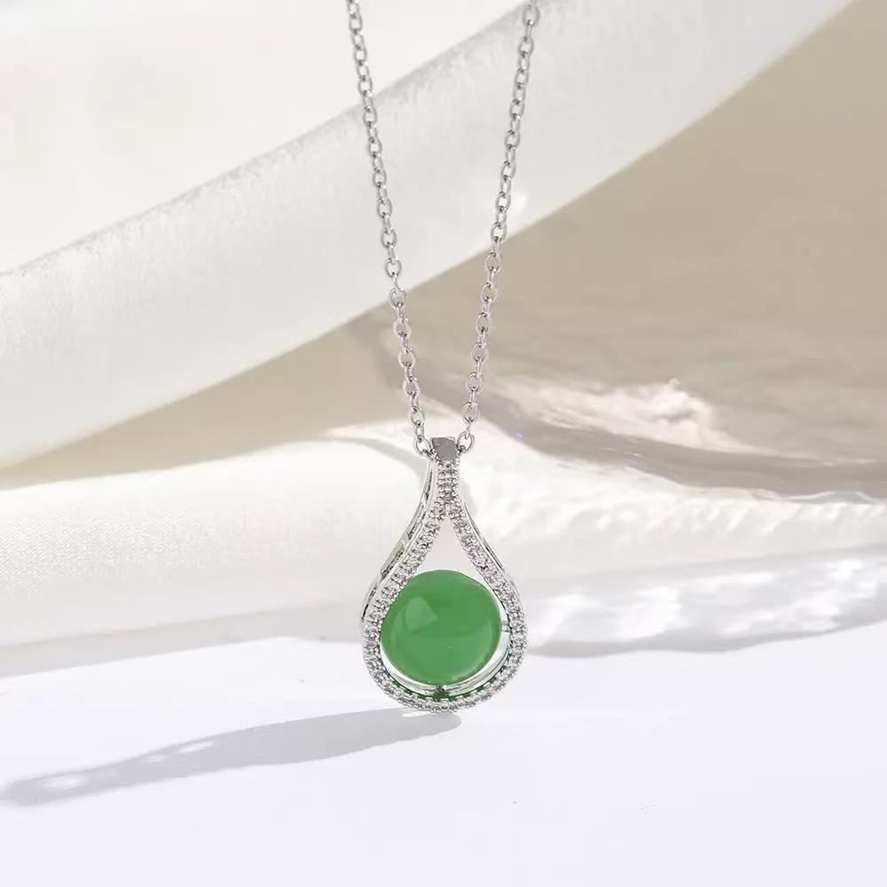 Vintage Titanium Steel Women's Pearl Pendant Necklace - Light Luxury Clavicle Chain