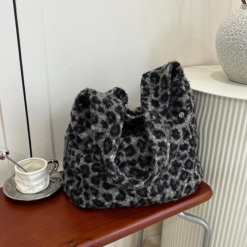 Herbst- und Wintermode Plüschtasche Damen große Kapazität neu Leopardenmuster Schulter Umhängetasche Pendler Tragetasche