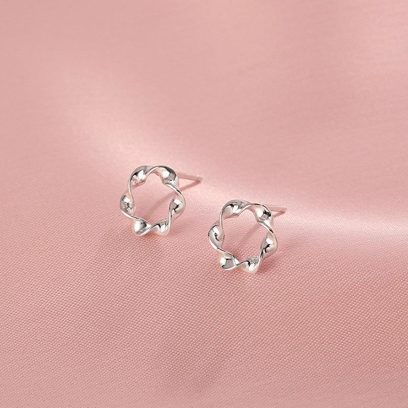 Boucles d'oreilles Anneau de Möbius pour Femmes avec Sensation Haut de Gamme de Luxe Léger Petites Boucles d'oreilles Simples