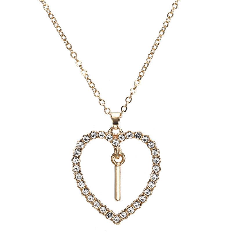 Schicke europäische und amerikanische Diamant-Herzkette mit 26 Buchstaben, Pfirsichherz-Design. Vielseitige und elegante Schlüsselbeinkette für Damen.