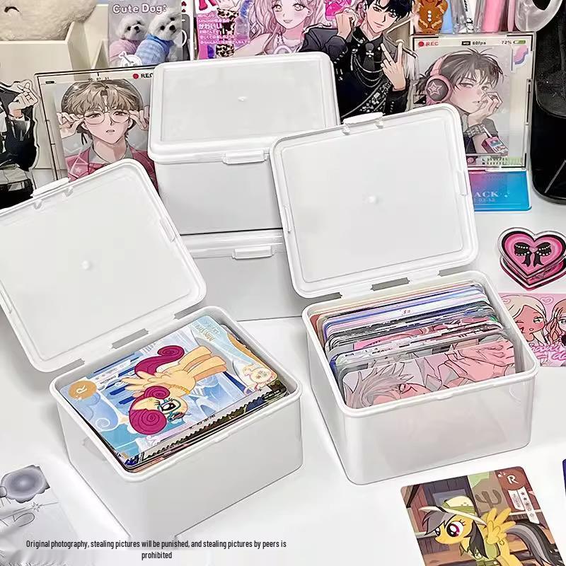 Multifunktionale Flip-Top Aufbewahrungsbox Weiß für Anime-Karten und Hüllen - Staubdichter Organizer