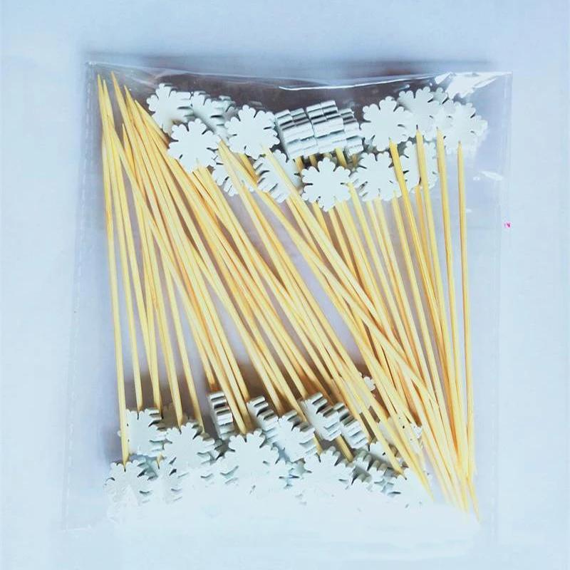 50/100Pcs Christmas Fruit Bamboo Skewers Santa Snowflake Tree Designs Disposable Bamboo Skewers for Party Dessert Cocktail Decor