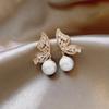 Light Luxury Slightly Inlaid Butterfly Pearl Stud Earrings, Exquisite Small Fragrant Earrings, Elegant and High-end Earrings.