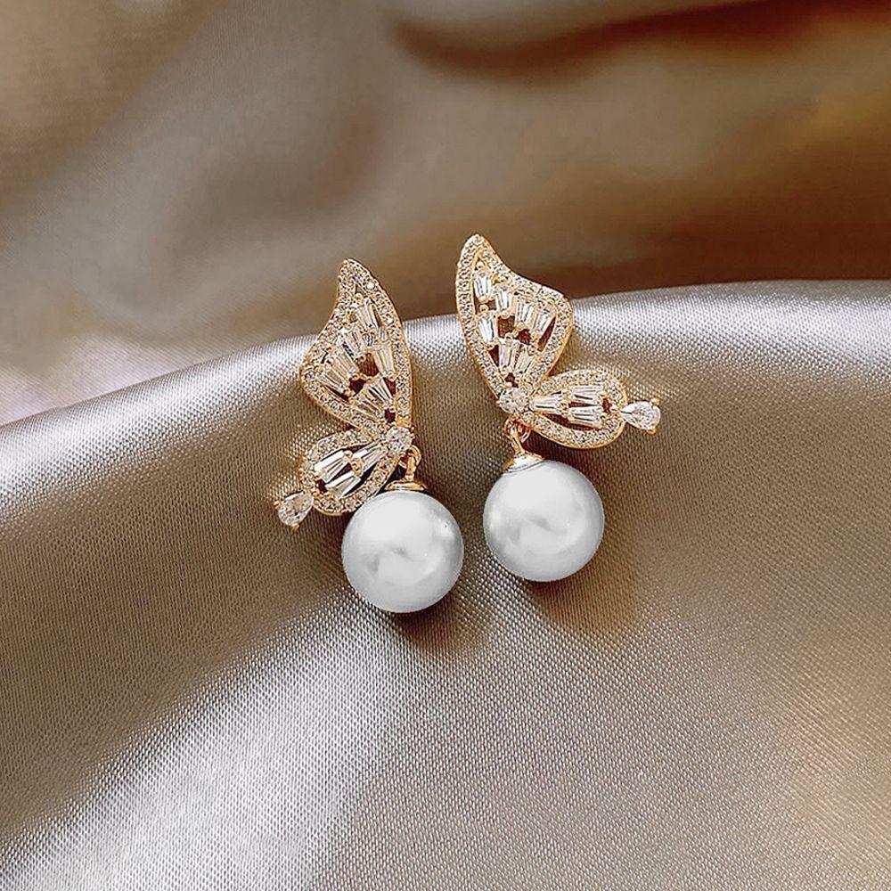 Light Luxury Slightly Inlaid Butterfly Pearl Stud Earrings, Exquisite Small Fragrant Earrings, Elegant and High-end Earrings.