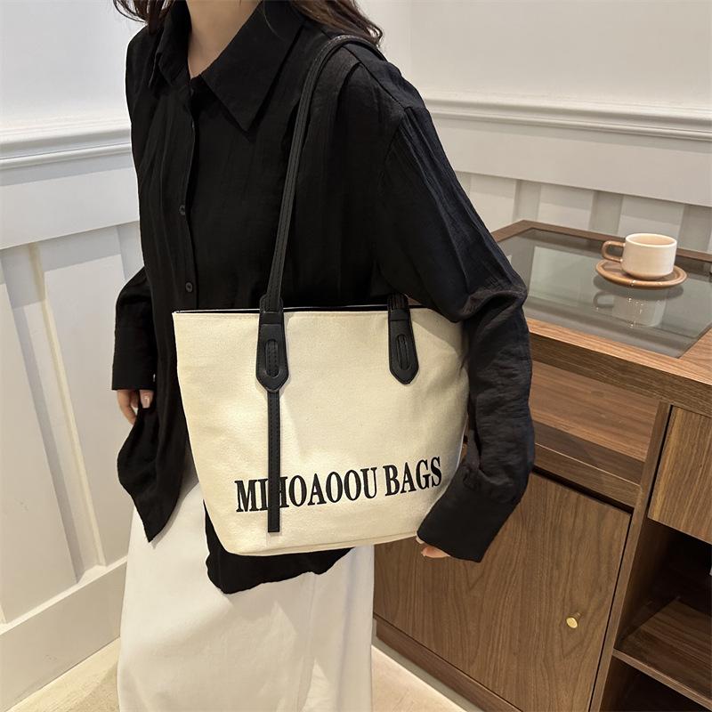 Large Capacity Tote Bag for Summer College Students for Class Commuting Bag for Women Fashion New Fashionable Casual Shoulder Bag
