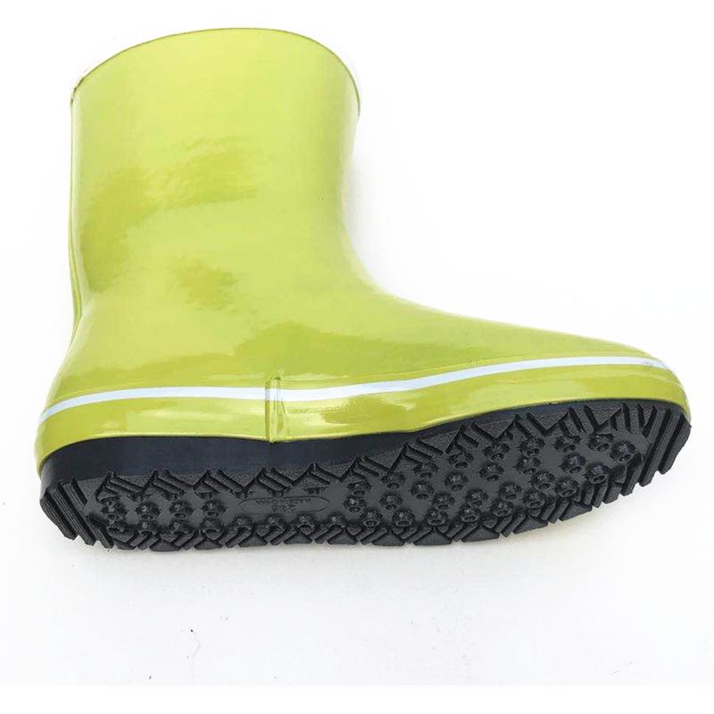 Women's Lightweight Mid-Tube Rubber Rain Boots - Fashionable, Soft, and Sweat-Absorbing for All Seasons.