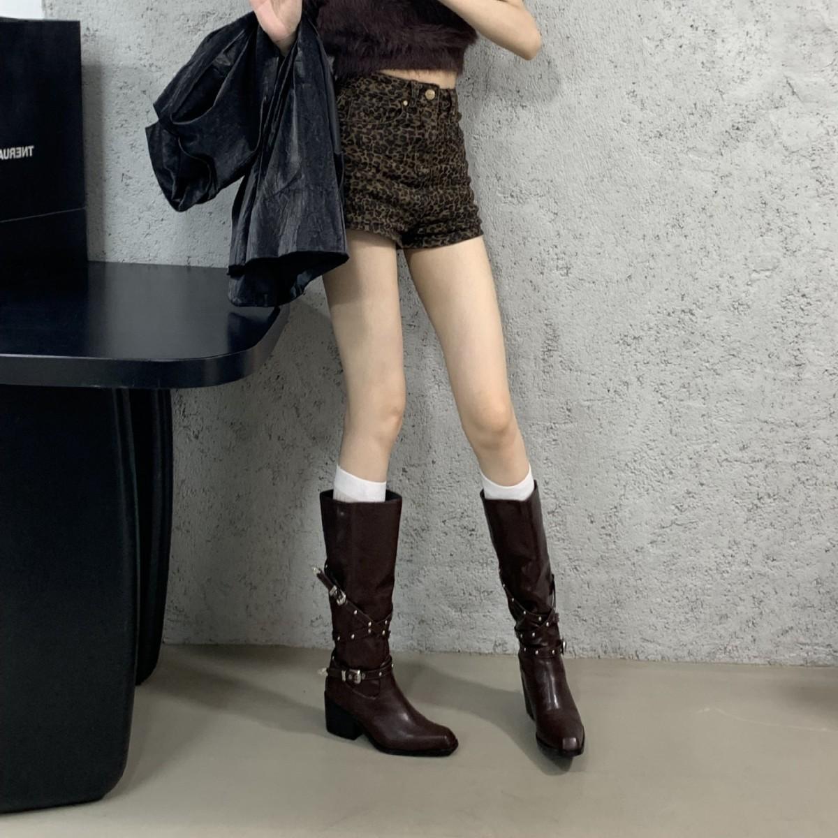 

Корейские модные ботинки с ремешком с пряжкой, на небольшом толстом каблуке, высокие ботинки для детей, но высокие ботинки на тонком каблуке до колена 39 коричневый