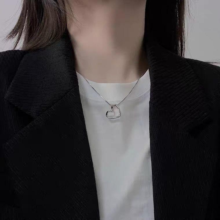 New hollowed-out love-shaped necklace women s simple, light luxury niche design versatile pendant collarbone chain
