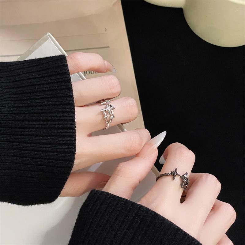 Gefalteter Französischer Persönlichkeits-Astraler Offener Ring Diamant Schwarz Und Weiß Stern Partnerring Fortgeschrittener Dunkler Zeigefingerring