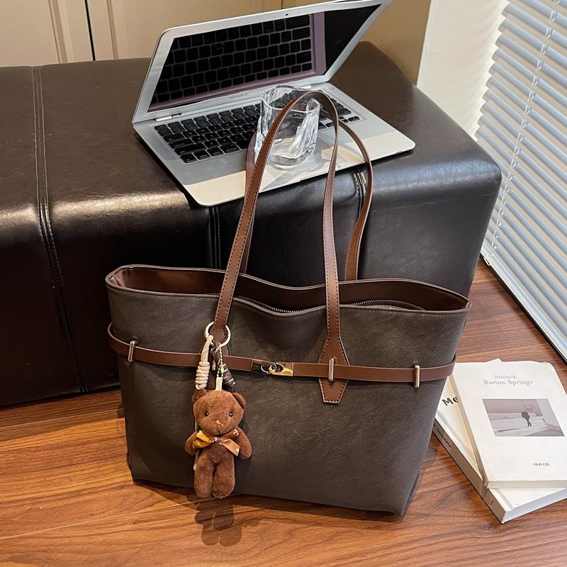 

Korean version of retro matte shoulder bag large-capacity bag women s winter 2025 new commuter portable tote bag no pendant