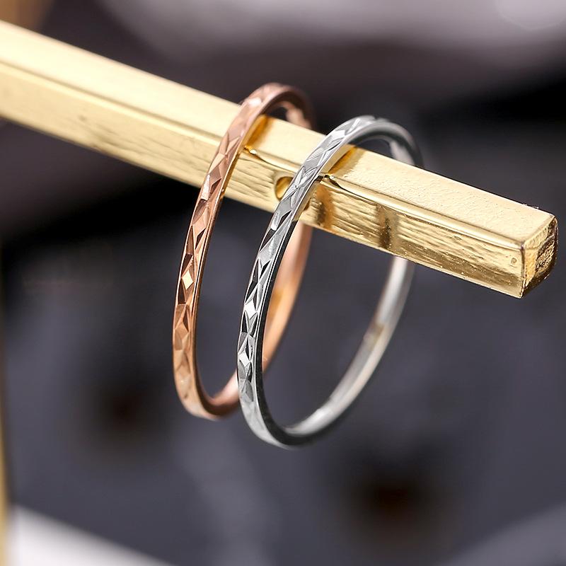Korean Style Titanium Steel Ring with Flowers, Fashionable and Simple Couple Ring Jewelry, Faceted Tail Ring for Women