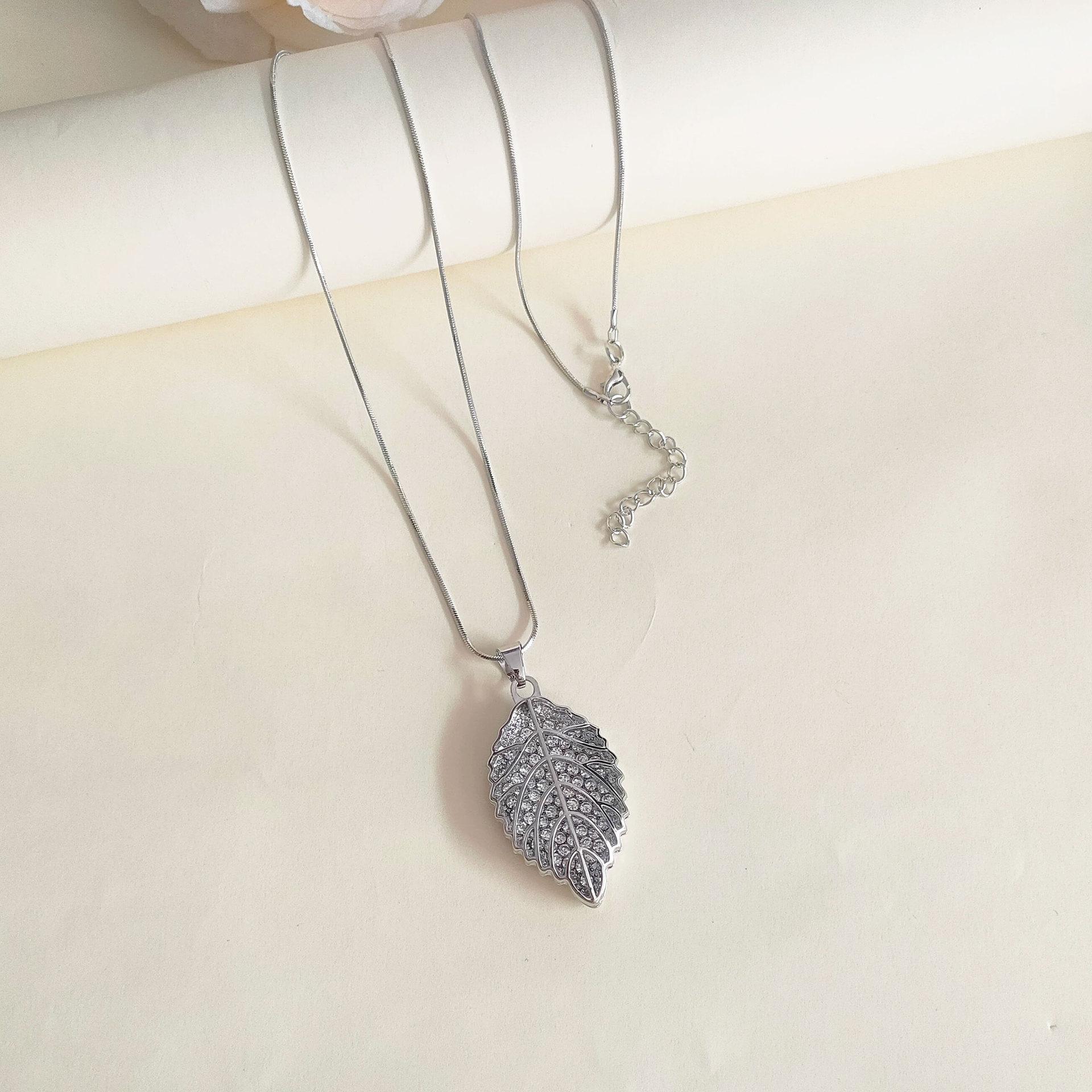 Women s Long Gold Jade Leaf Pendant Necklace: Light Luxury Sweater Chain for Fall/Winter