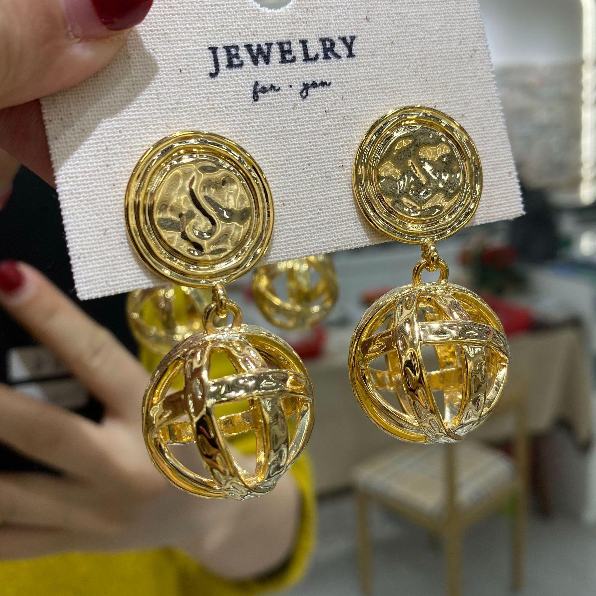 

King Gull Personality Exaggerated Three-Dimensional Woven Ball Relief Disc Retro Antique Earrings Personality Trend