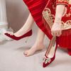 Bröllopsskor dam spetsiga bröllops brudskor 2025 nya högklackar enfärgad Xiuhe pärlröda högklackar