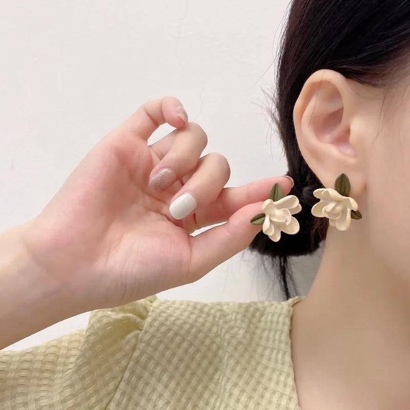 Fashion Asymmetrical Gardenia Pearl Stud Earrings for Women Girls New Design Green Flower Earrings Jewelry Accessories Gift 2023