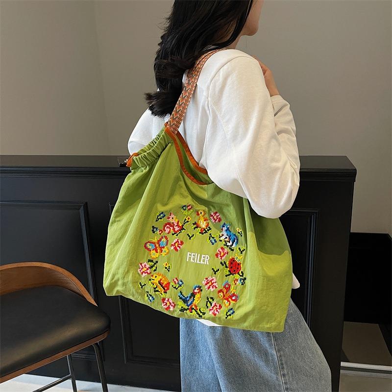 Nowa torba tote o dużej pojemności, haftowana nylonowa torba na zakupy, modna i prosta płócienna torba na ramię do dojazdów