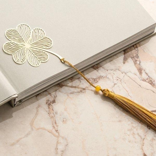 4-blättriges Kleeblatt-Lesezeichen mit Seidenbommel und Geschenkbox