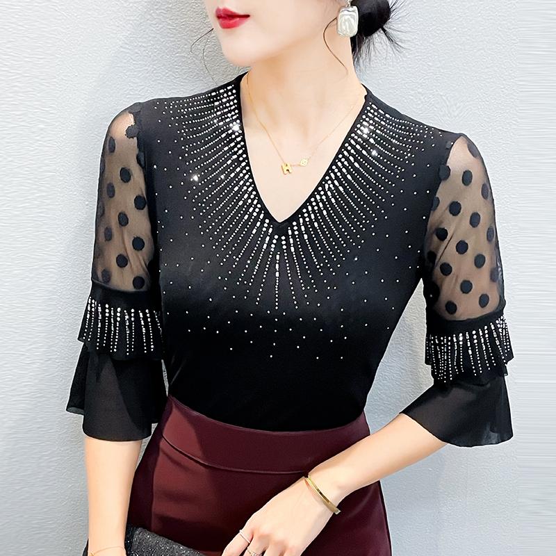 2026 Été Femme Col en V Strass Chauds T-shirts Vêtements Fille Doux Manches Évasées Extensibles Fête Hauts Femmes Extensibles Maille T-shirts