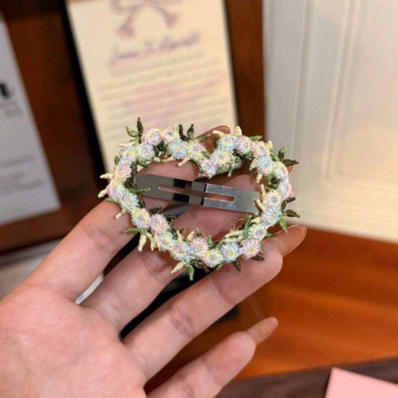 2pcs Pink heart-shaped hair clip with flowers on the side and sweet BB clip, creating an atmosphere with broken hair
