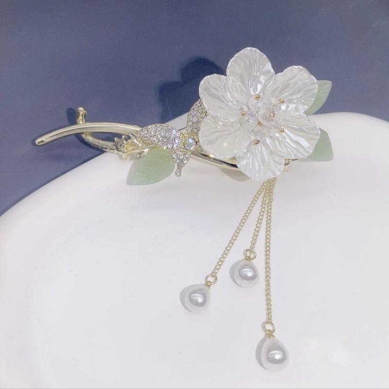 Wintage'owy kwiatowy klips do włosów z chwostem i motylem