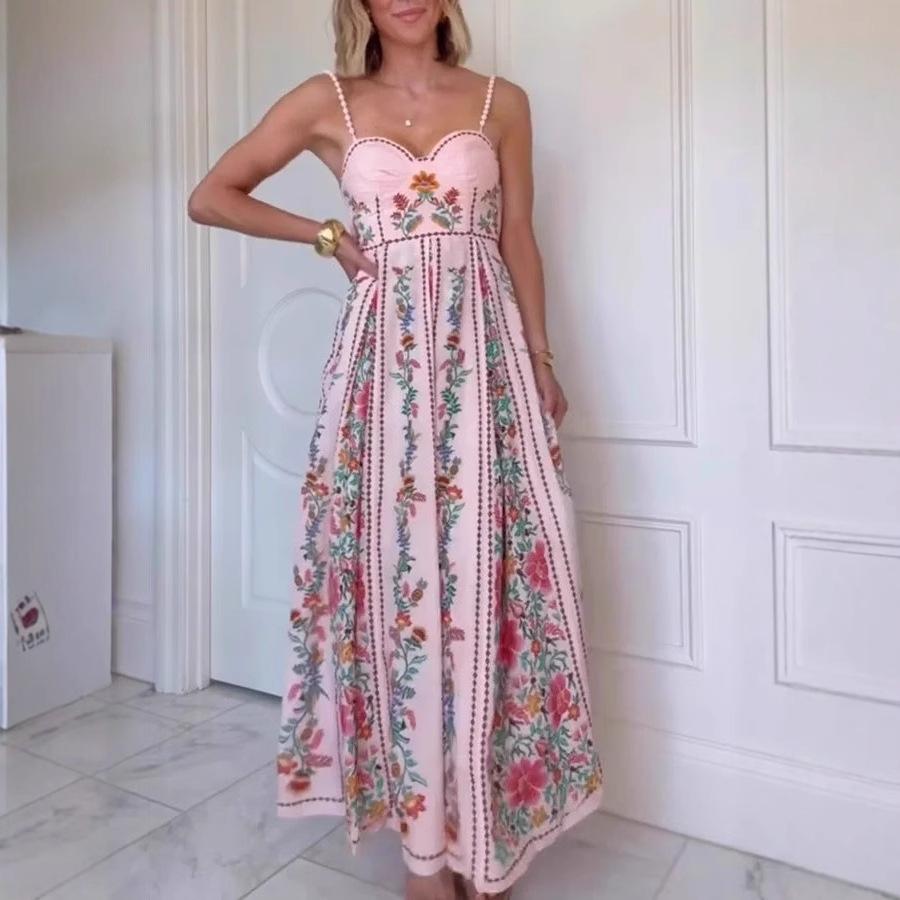 

Женское платье макси на тонких бретельках с цветочным принтом, вырезом сердечком и декоративной отделкой S розовый