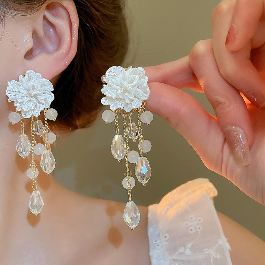 Diamond-Studded Pearl Petal Tassel Earrings: Luxury, Versatile Design for Elegance in Fashion