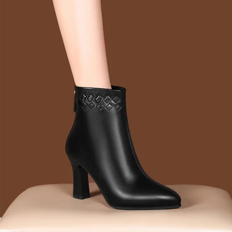 

2025 Весна и Осень Зима Новые Корейская Мода Острый Носок Задняя Молния Толстый Высокий Каблук Модные Ботильоны Повседневные Большие Женские Короткие Ботинки 40