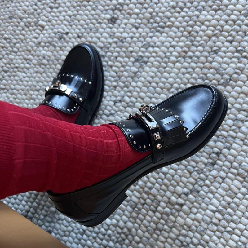 Schafsleder-Version~ Retro-Metallschließe niedriger Absatz College-Stil Frau Ein-Pedal Fransen Nieten runde Zehenpartie kleine Lederschuhe