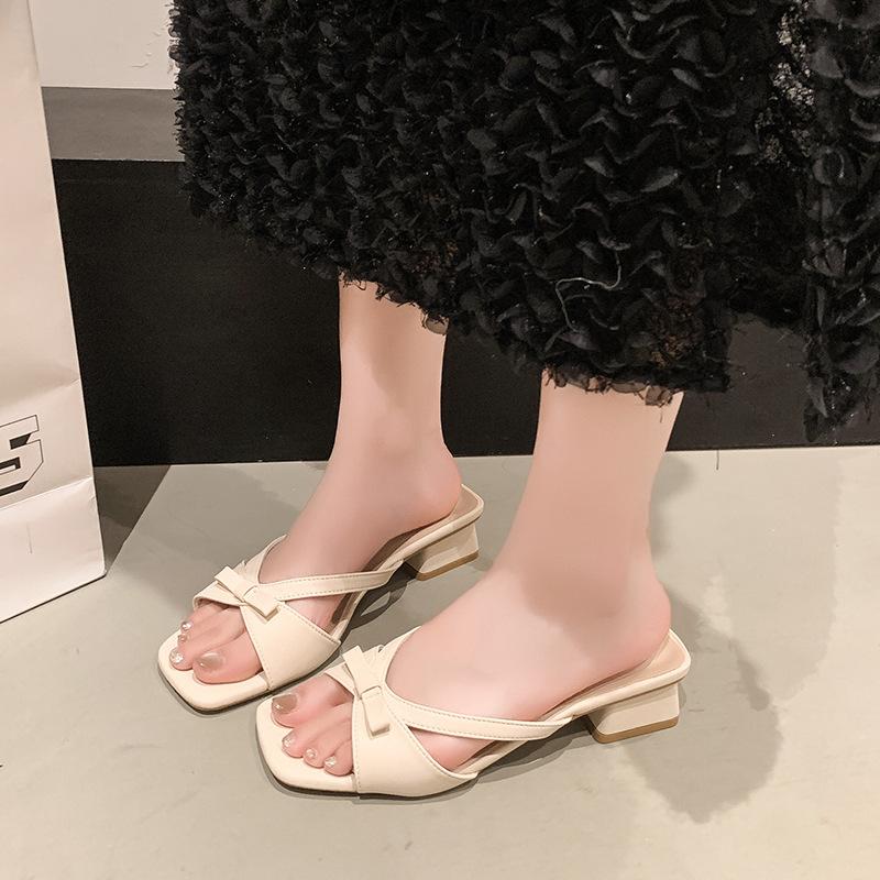 New square-headed open-toed cool slippers for women are beautiful, and thick-heeled slippers are worn outside the back of the bow.