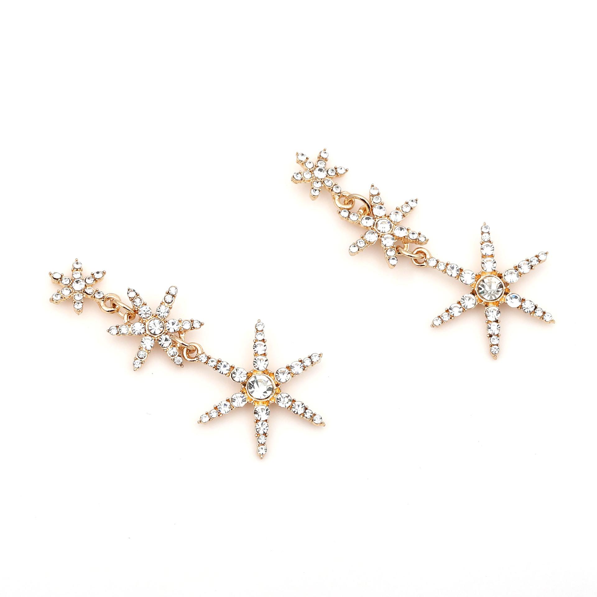 

The hexagonal alloy diamond-encrusted earrings are simple and versatile, featuring a fashionable and creative design with a unique style