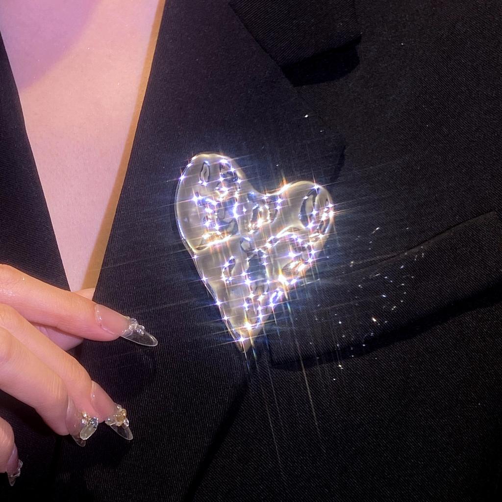 2026 Irregular Pleated Stainless Steel Love Brooch for Women High-End Corsage Niche Pin Sweater Suit Accessories