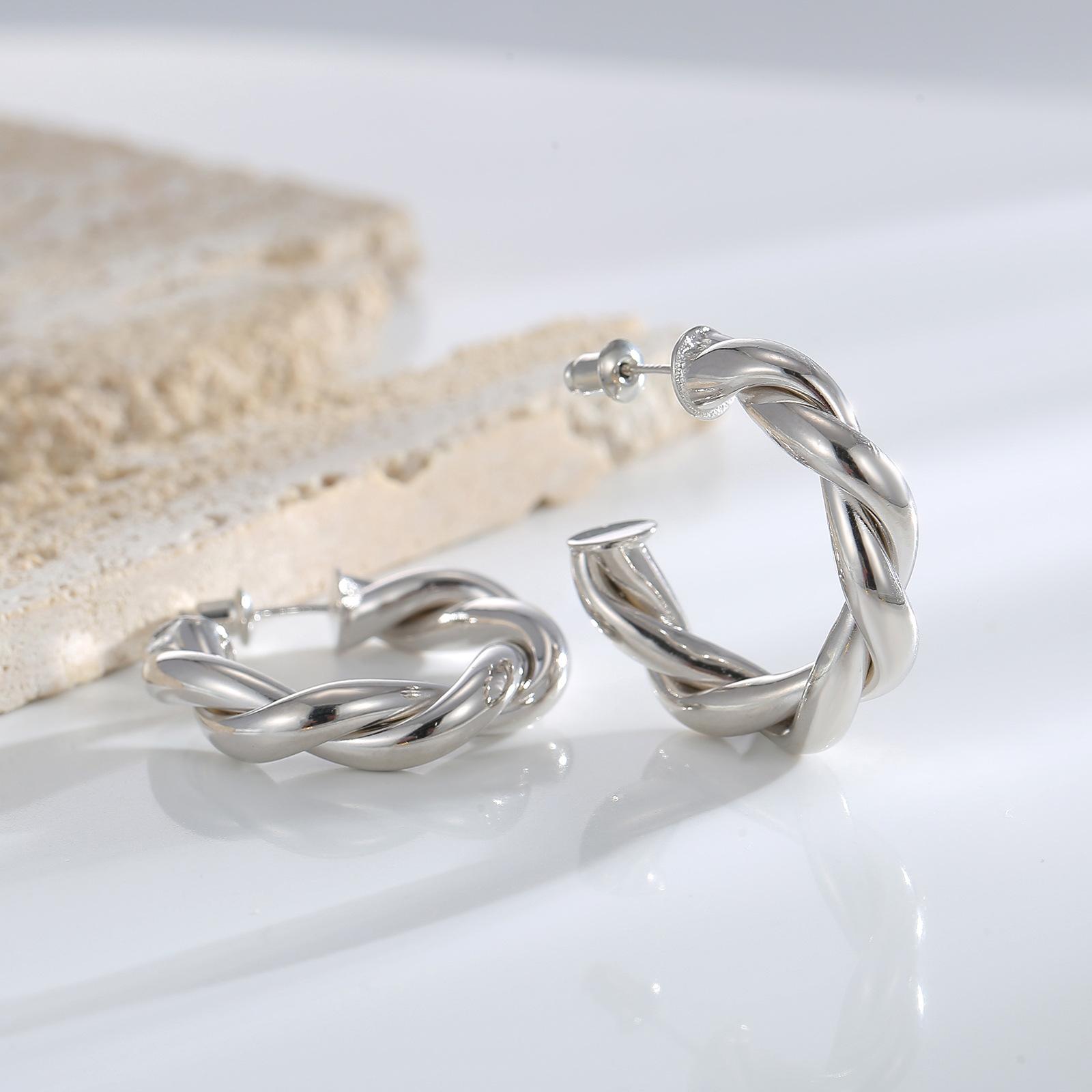 

Простые стильные ювелирные серьги с высоким чувством серебряные иглы s925 горячие полые крутящиеся крутящиеся серьги мода