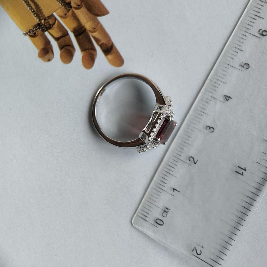 Серебряное кольцо с искусственным гранатом nano, фианитами, вес изделия 3,74 гр (60002309)