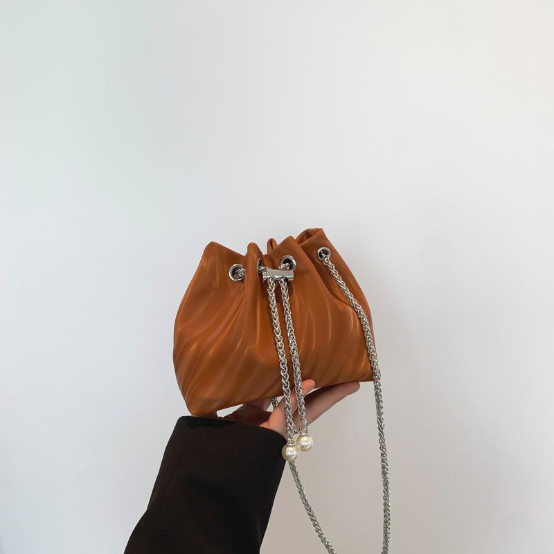 

Портативная маленькая сумка Niche design для женщин 2024 года, весна-лето, новая мода в иностранном стиле, сумка-мессенджер с цепочкой, сумка-ведро для поездок на работу