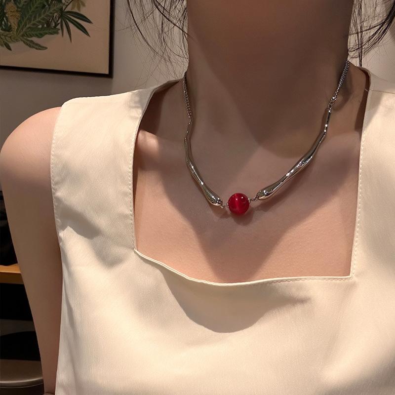 Clear and Cool Red Bean Necklace, Light Luxury and High-end, Collarbone Chain, Personalized and Niche Design, Short Necklace