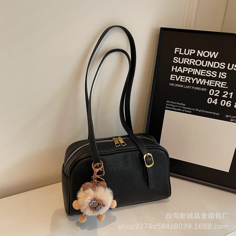 High-end Texture, Fashion, Versatile, Retro Bag, Women's 2025 New Trendy Temperament, Baguette Bag, Shoulder Bag, with Pendant