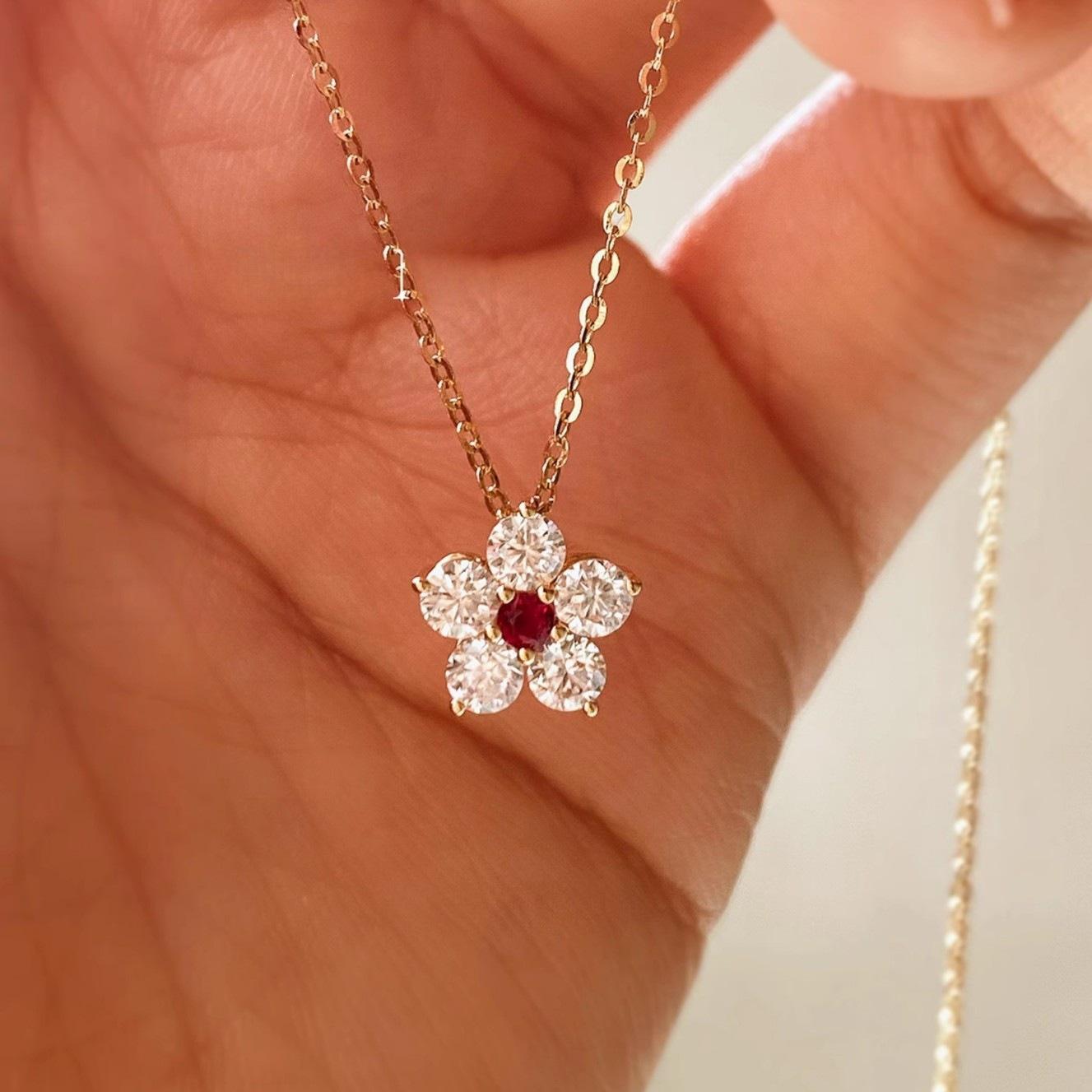 Heart Flower: 18K Gold Plated S925 Silver Small Zircon Flower Pendant Necklace - Light Luxury Clavicle Chain. Platinum + White Stone