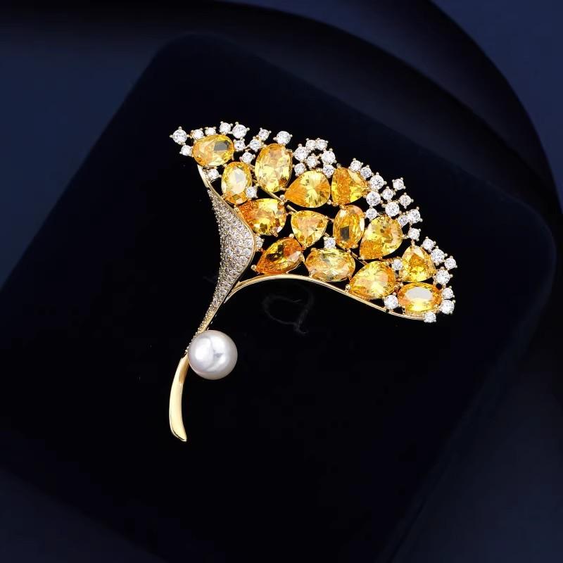Temperament Ginkgo Biloba Brooch High-end Female Elegance Delicate Crystal Brooch Light Luxury Niche Design Pin with Accessories
