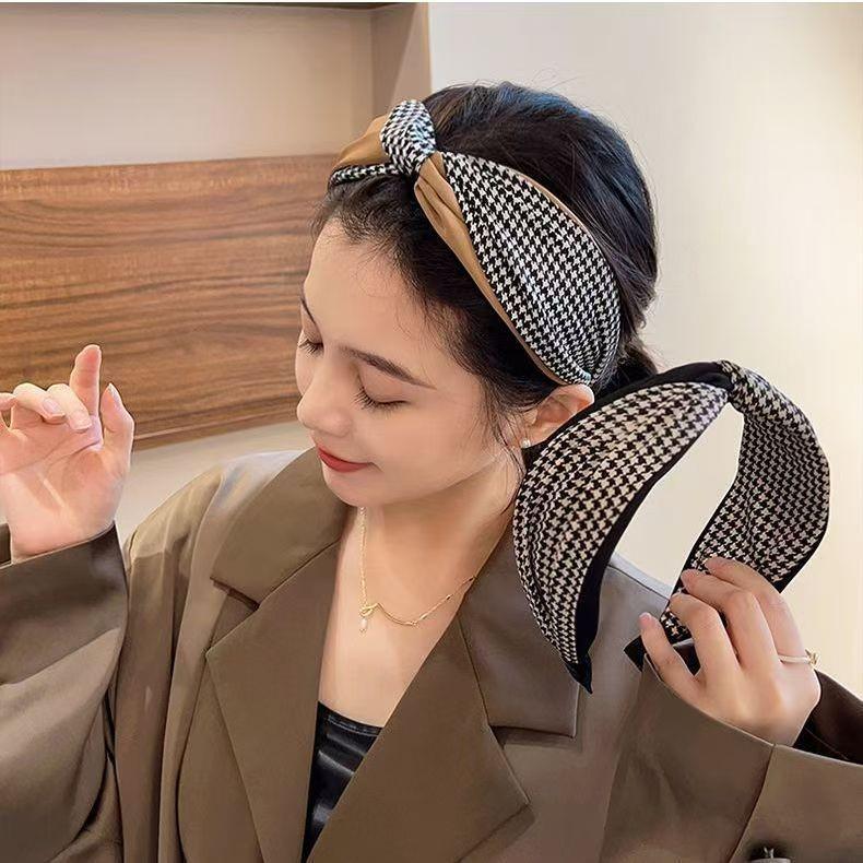 Luxurious Wide-Brimmed Headband for Women - Top Knot Design, Perfect for Autumn/Winter