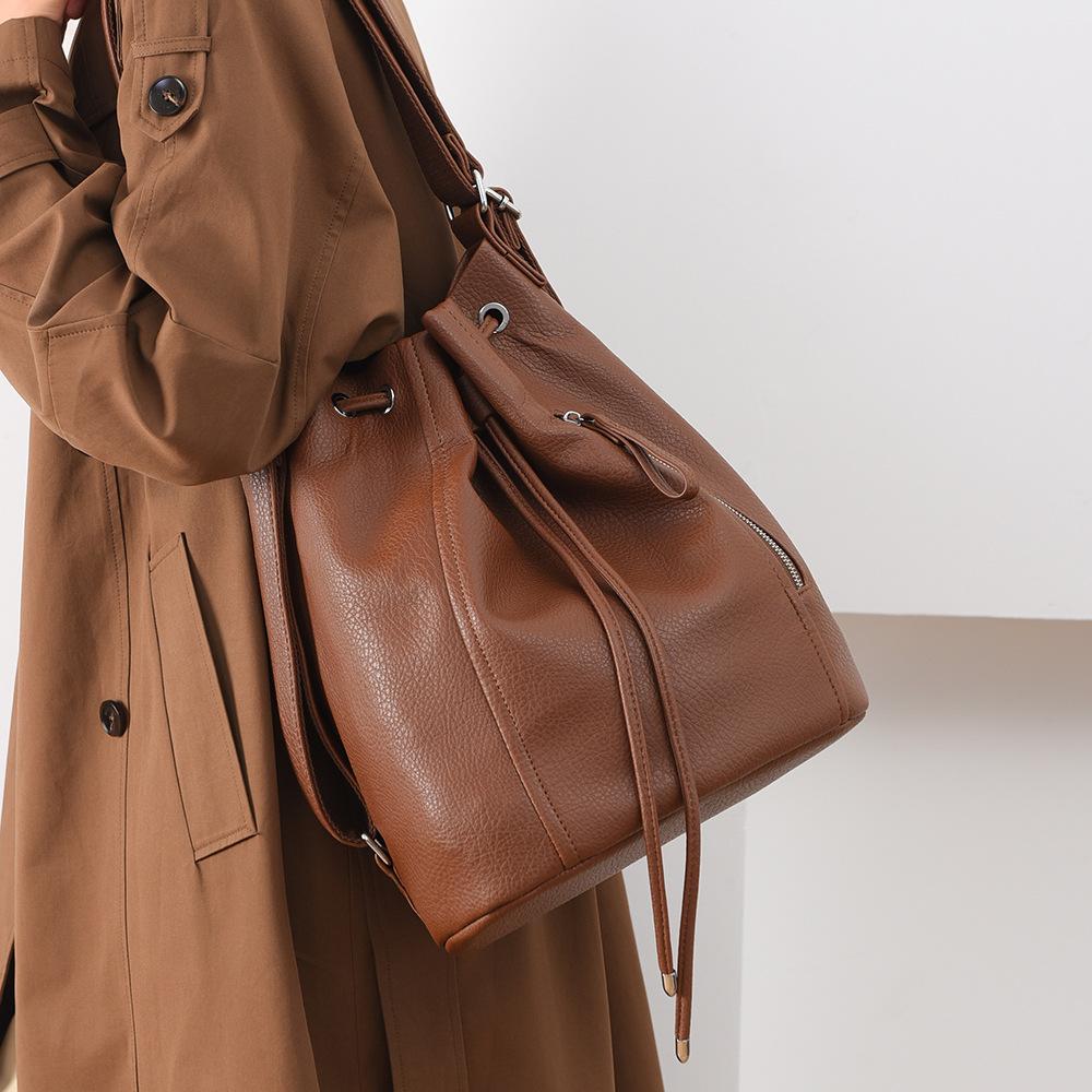 New Casual Retro Women's Backpack with Drawstring Design and Loose Fit, Large Capacity Commuting Bag for Women