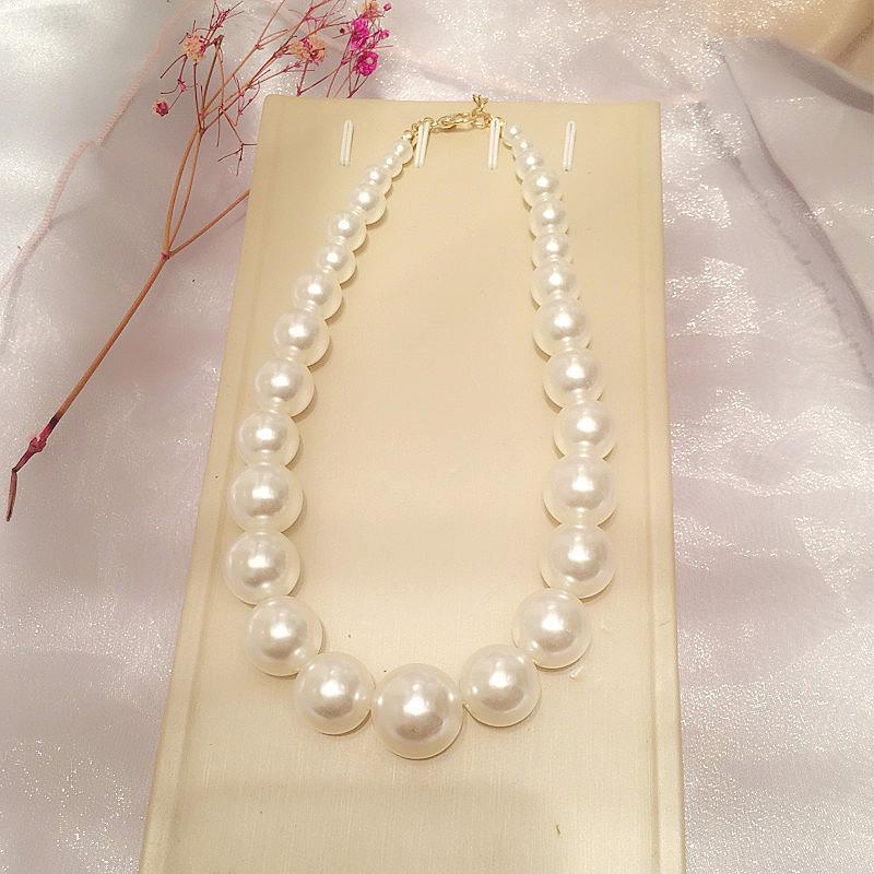 

Элегантный однослойный комплект из ожерелья и серег с жемчугом на ключицу