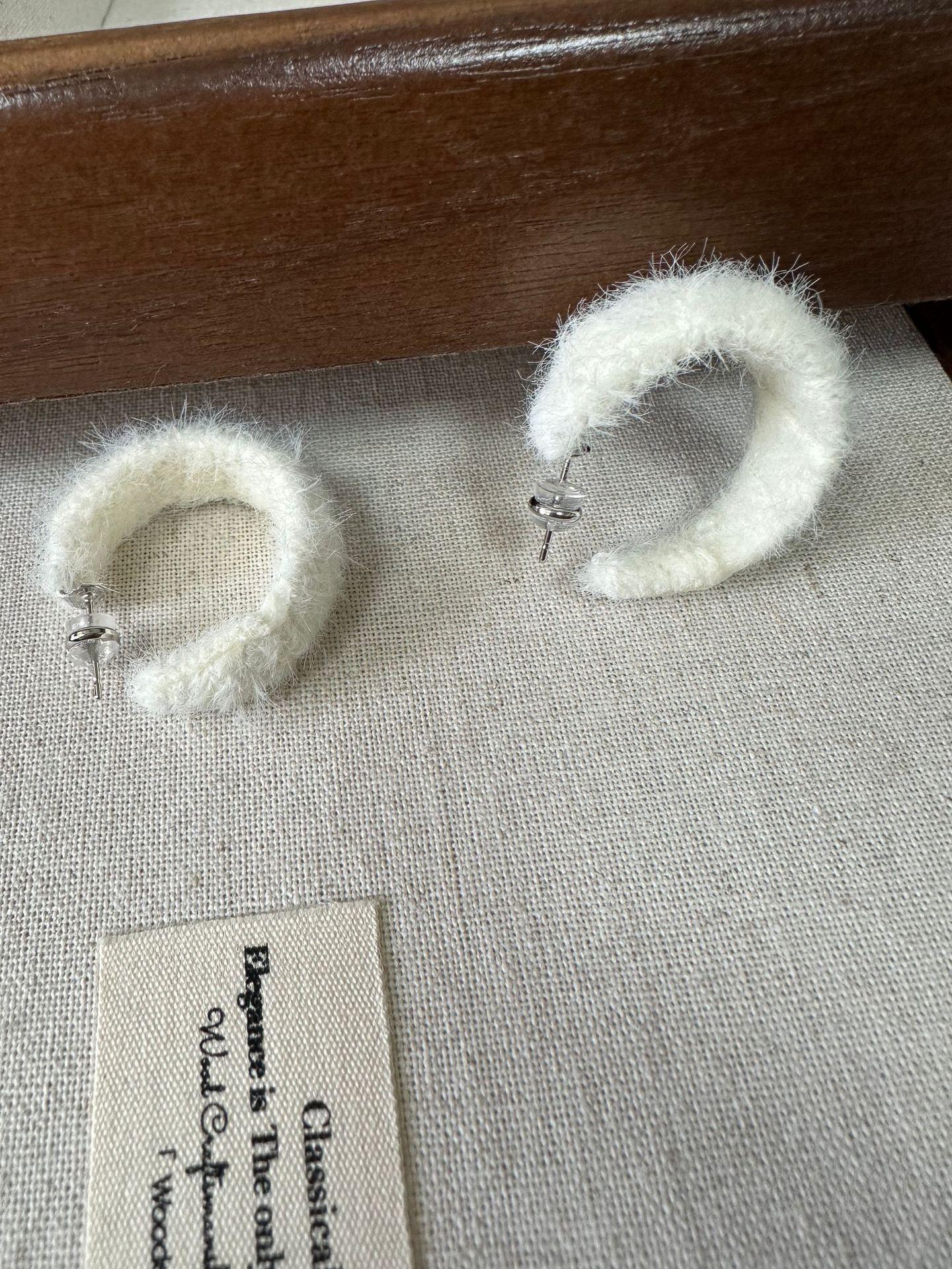 

Hair Generation Plush C-Shaped Earrings Temperament Fashionable Large Earrings Women S High-End Fluffy Large Earrings Jewelry