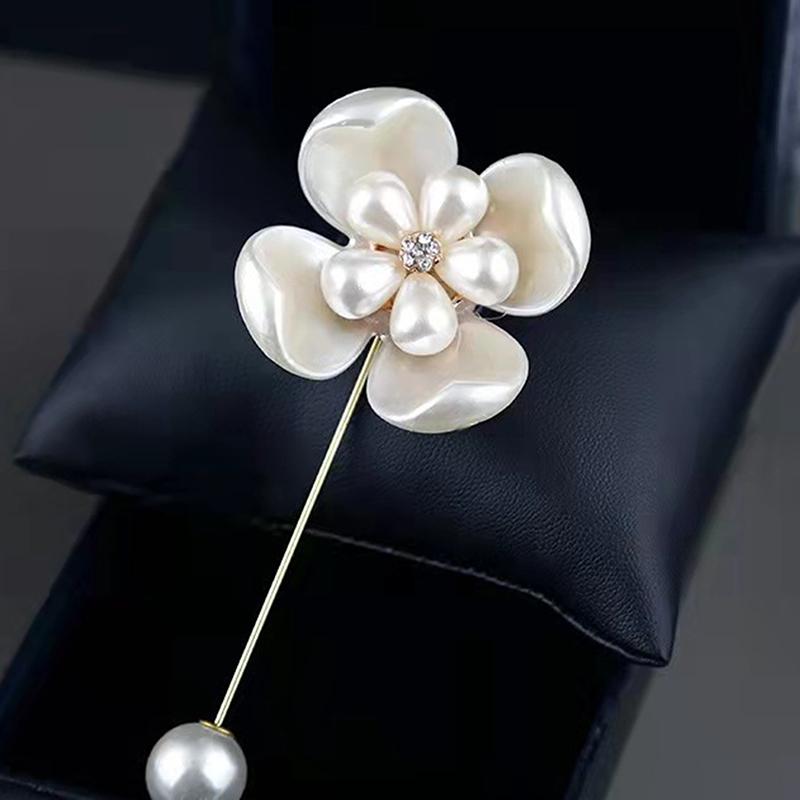 Imitace perly, brož Kamélie květina pro ženy Bílá květina Kytice z okvětních lístků Dlouhá jehla Košilový límec Lapel Pin Dárek