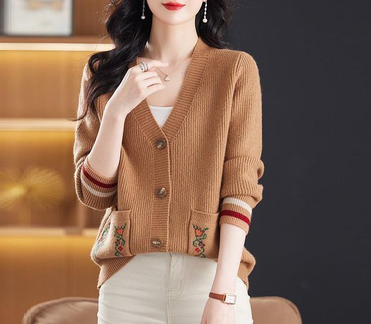 Dámský pletený kardigan s dvojitou kapsou, který omlazuje - Jarní/podzimní móda pro ženy středního a staršího věku