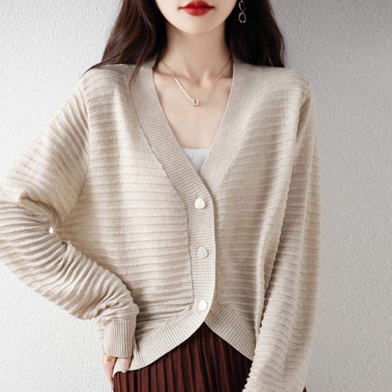 Elegant Arc Wool V-Neck Loose Cardigan Sweater - Fashionable High-End Style for Spring, Autumn, and Winter 2024.