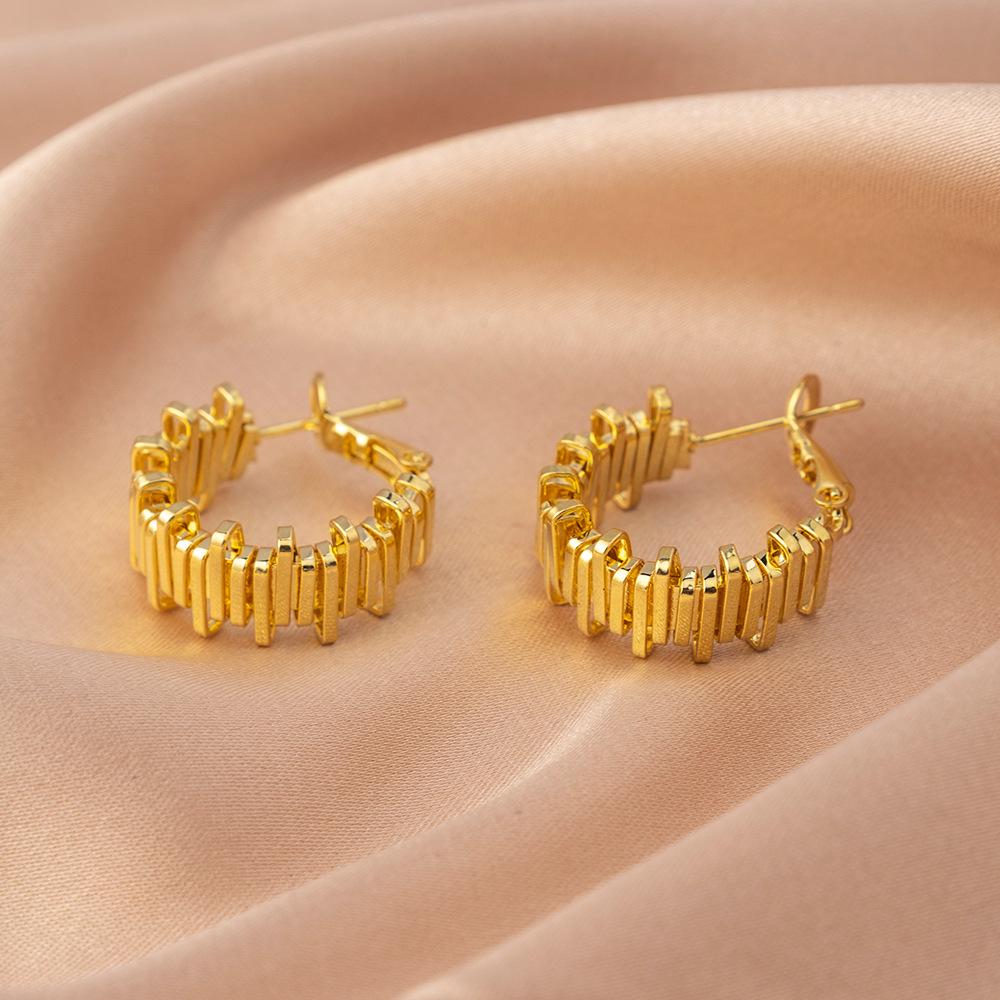 

Exquisite 925 Silver Large Hoop Earrings: Luxury Ear Accessories for Women