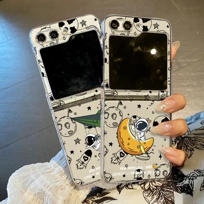 Fashion Moon Astronaut Print 2 Stück Telefonhülle für Samsung Galaxy Z Flip6 Flip5 Flip4 Flip3 Gemusterte harte PC stoßfeste klare Klapphülle