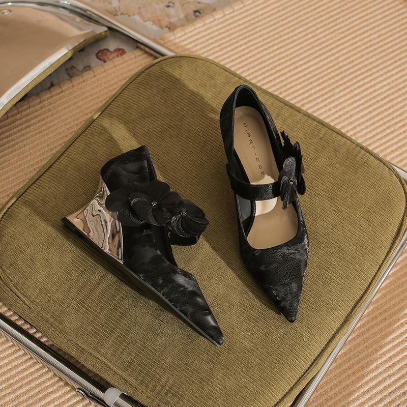 

75006 [sheepskin] high heels women s slope heel 2025 new pointed temperament one-word flower shoes 34